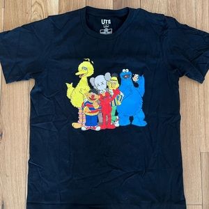 UNIQLO SESAME STREET X KAWS BLACK T-SHIRT